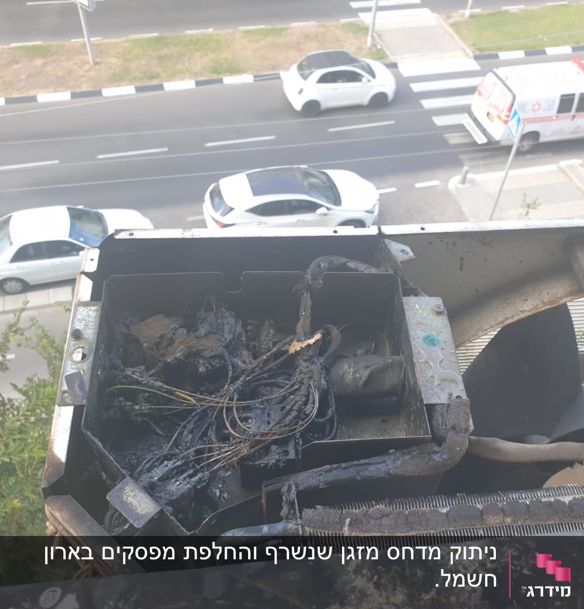 חוטי חשמל שרופים בתוך תיבת מתכת פתוחה